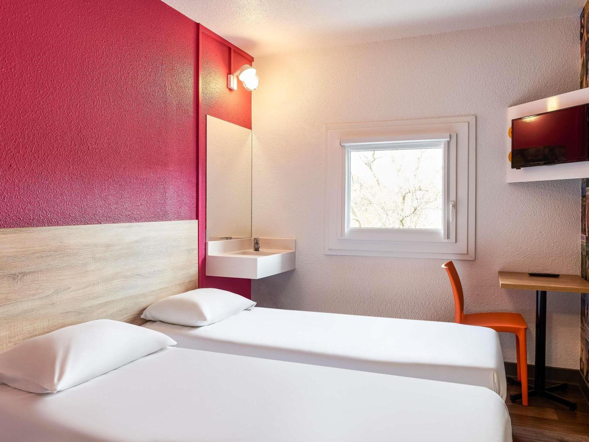 Hotelf1 Chilly Mazarin Les Champarts Bagian luar foto